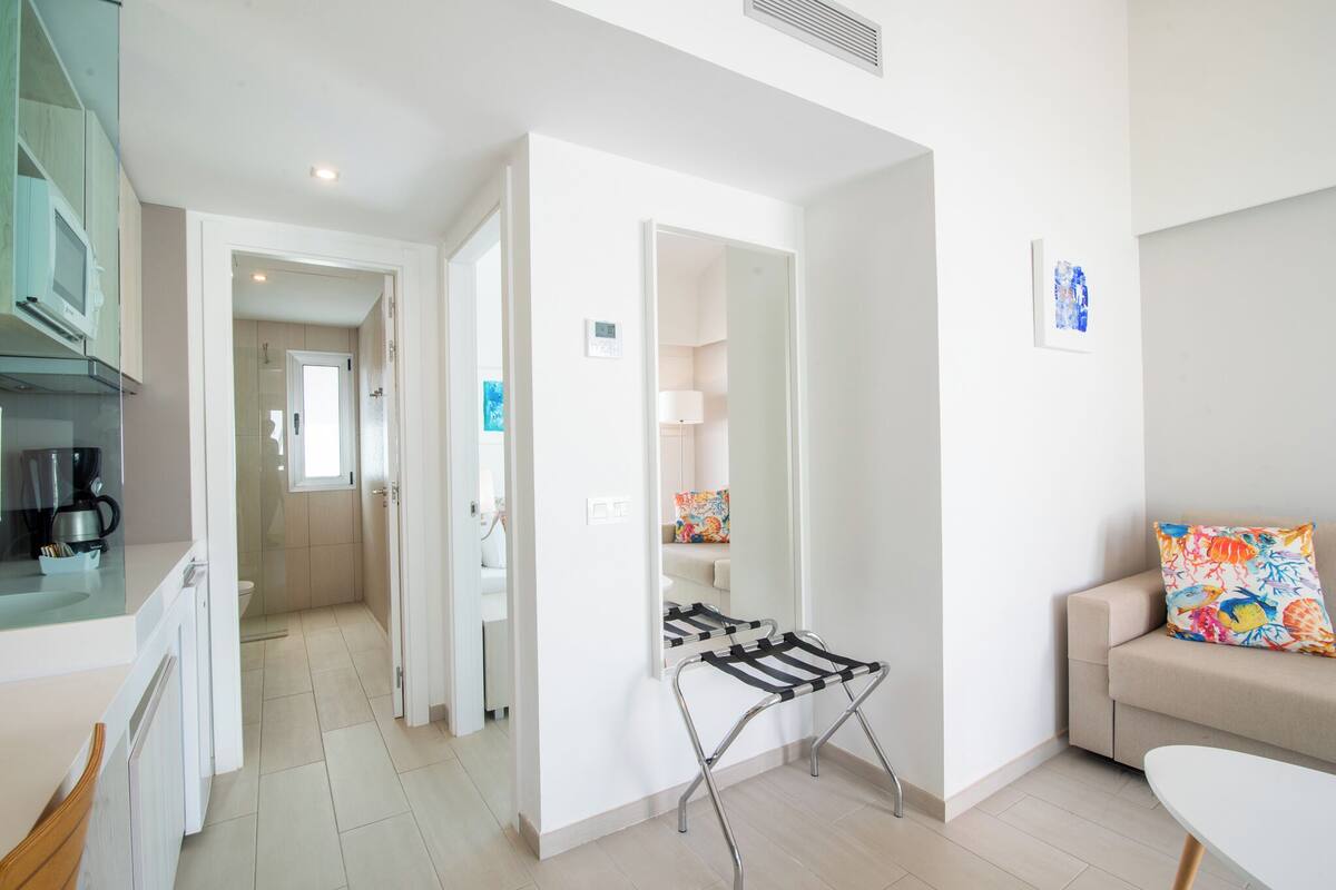 1 bedroom, down duvets, desk, laptop workspace