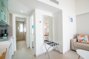 1 室のベッドルーム、羽毛の掛け布団、デスク、ノートパソコン用作業スペース