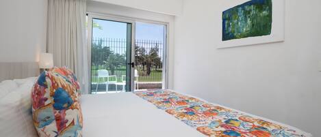 1 habitación, edredón, escritorio y espacio para trabajar con laptop