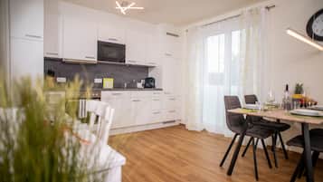 Full-size fridge, microwave, stovetop, dishwasher