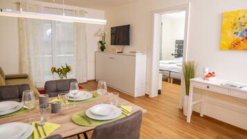 42-tommers fladskærms-tv med digitale kanaler, tv, gulvvarme