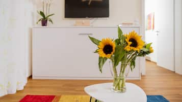 Apartamento City, 1 habitación | Zona de estar | Una televisión de pantalla plana, suelo radiante, una oficina