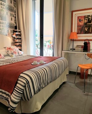 Quarto casal standard, sacada | Frigobar, cofres nos quartos, escrivaninha, cortinas blackout