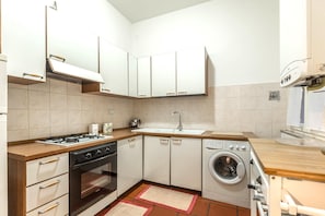 Departamento, 3 habitaciones | Cocina privada | Refrigerador con congelador, horno y parrilla de estufa