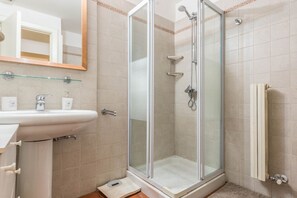 Apartment, 3 Schlafzimmer | Badezimmer | Dusche, Handtücher