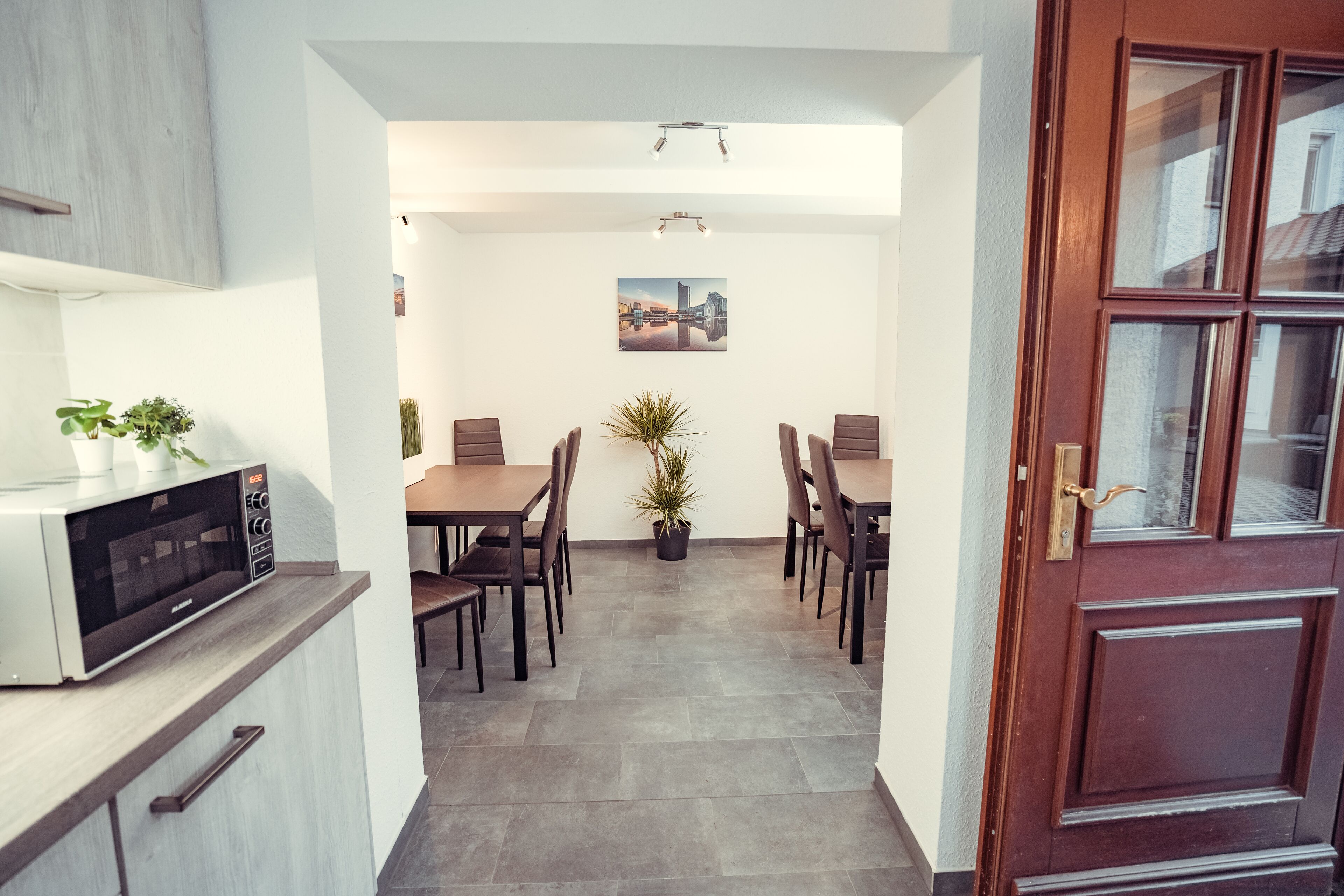 大型冰箱、微波爐、咖啡機/沖茶器、電熱水壺