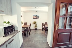 大型雪櫃/冰箱、公共區域設有微波爐、咖啡機/沖茶器、電熱水壺