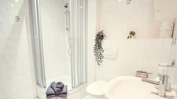Zweibettzimmer | Badezimmer | Haartrockner, Handtücher