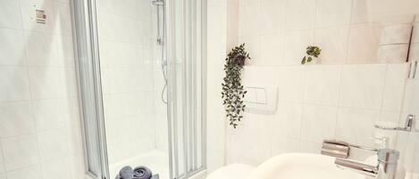 Habitación con 2 camas individuales | Baño | Secadora de cabello y toallas