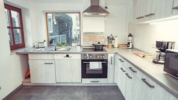 Großer Kühlschrank, Mikrowelle, Wasserkocher mit Kaffee-/Teezubehör