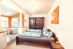 Twin Room | Blackout curtains, soundproofing, free WiFi, bed sheets - Auberge Leipzig (Leipzig)