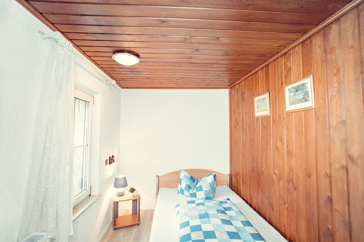 Kamar Single | Tirai kedap cahaya, kedap suara, Wi-Fi gratis, dan seprai linen