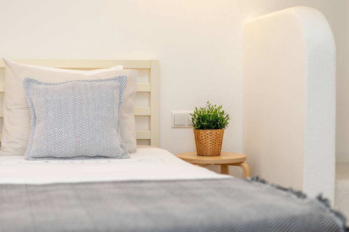 Standard Studio, 1 Queen Bed, Lanai, Garden View | Hypo-allergenic bedding available, pillowtop beds, in-room safe, desk