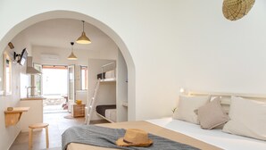 4 人部屋 パーシャルシービュー | 低刺激性寝具、ピロートップベッド、セーフティボックス (室内)、デスク