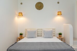 Standard Studio, 1 Queen Bed, Lanai, Garden View