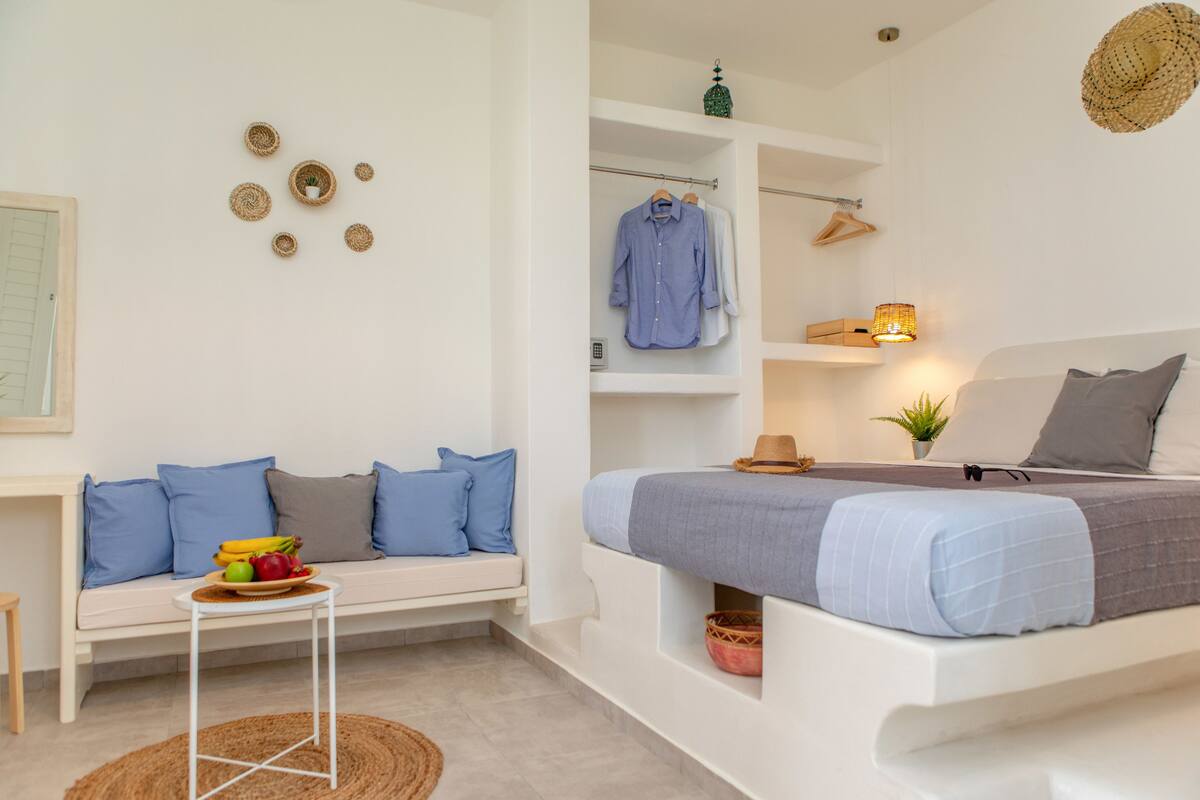 Studio Suite, Partial Sea View | Hypo-allergenic bedding available, pillowtop beds, in-room safe, desk