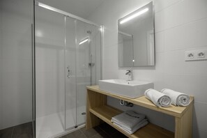 Shower, towels - SanSebastiánForYou 32 DE AGOSTO Rooms (San Sebastián)