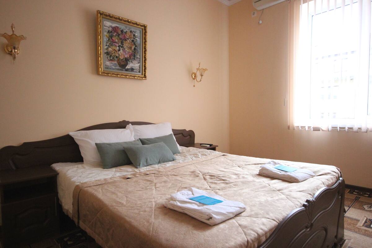Basic-Doppel- oder -Zweibettzimmer, Nichtraucher | 1 Schlafzimmer, hochwertige Bettwaren, Zimmersafe, Verdunkelungsvorhänge