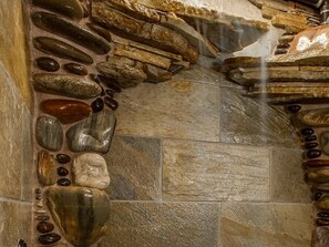 Romantic Double Room, Ensuite, River View (Olde Rose Suite) | Bathroom - Storybook Riverside Inn (Leavenworth)