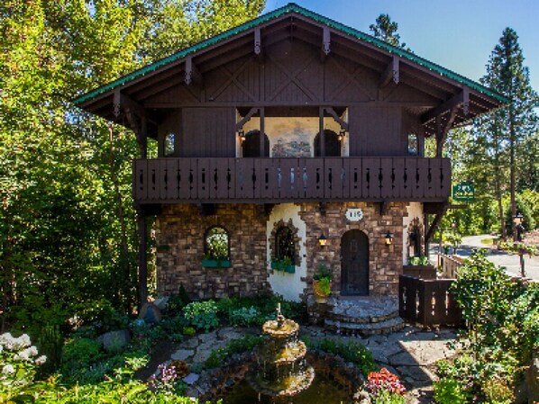 Exterior - Storybook Riverside Inn (Leavenworth)