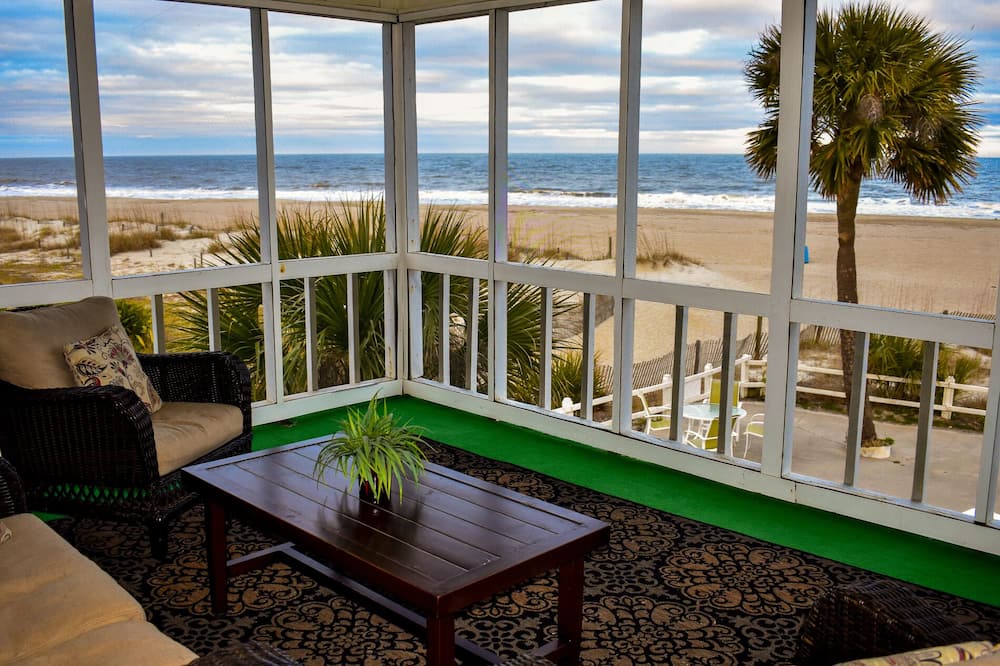 Fabulous ocean front panoramic view screened porch WIFI pet friendly, grilling