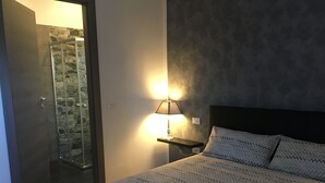 Habitación doble, 1 cama Queen size, baño privado | Cortinas blackout, cunas, wifi gratis y ropa de cama