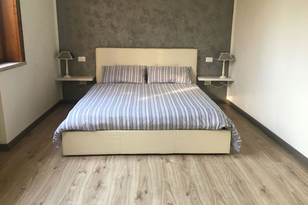 Habitación doble, 1 cama Queen size, baño privado | Cortinas blackout, cunas, wifi gratis y ropa de cama