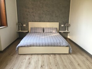 Double Room, 1 Queen Bed, Private Bathroom | Blackout drapes, cribs/infant beds, free WiFi, bed sheets - Residenza Guglielmo (Mantua)