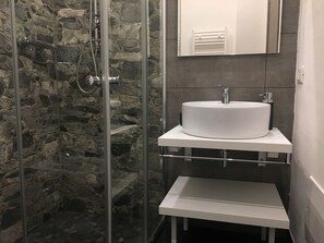 ダブルルーム クイーンベッド 1 台 専用バスルーム | バスルームのシンク
