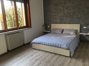 Double Room, 1 Queen Bed, Private Bathroom | Blackout drapes, cribs (surcharge), WiFi (free), bed sheets - Residenza Guglielmo (Mantua)