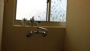 Casa (Private Vacation Home) | Baño | Bañera y ducha independientes y bañera profunda