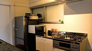 Casa (Private Vacation Home) | Cocina básica privada | Frigorífico, microondas, placa de cocina y hervidor eléctrico