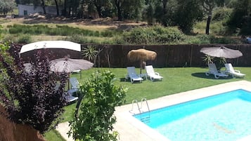 Piscina a l'aire lliure (horari: 09:00-21:00) i gandules