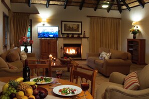 Flat-screen TV, fireplace - Kruger Park Lodge Unit 243 (Mbombela)