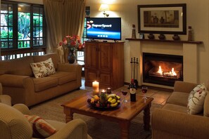 Familie maisonnette, 3 slaapkamers, toegankelijk voor mindervaliden, niet-roken | Woonruimte | Een flatscreentelevisie en een open haard