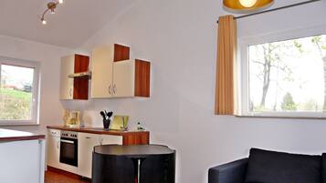 House (5) | Private kitchen | Stovetop, electric kettle, toaster, cookware/dishes/utensils