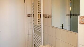 Shower dan handuk