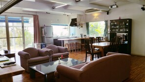 하우스 (Private Vacation Home) | 거실 공간 | 평면 TV