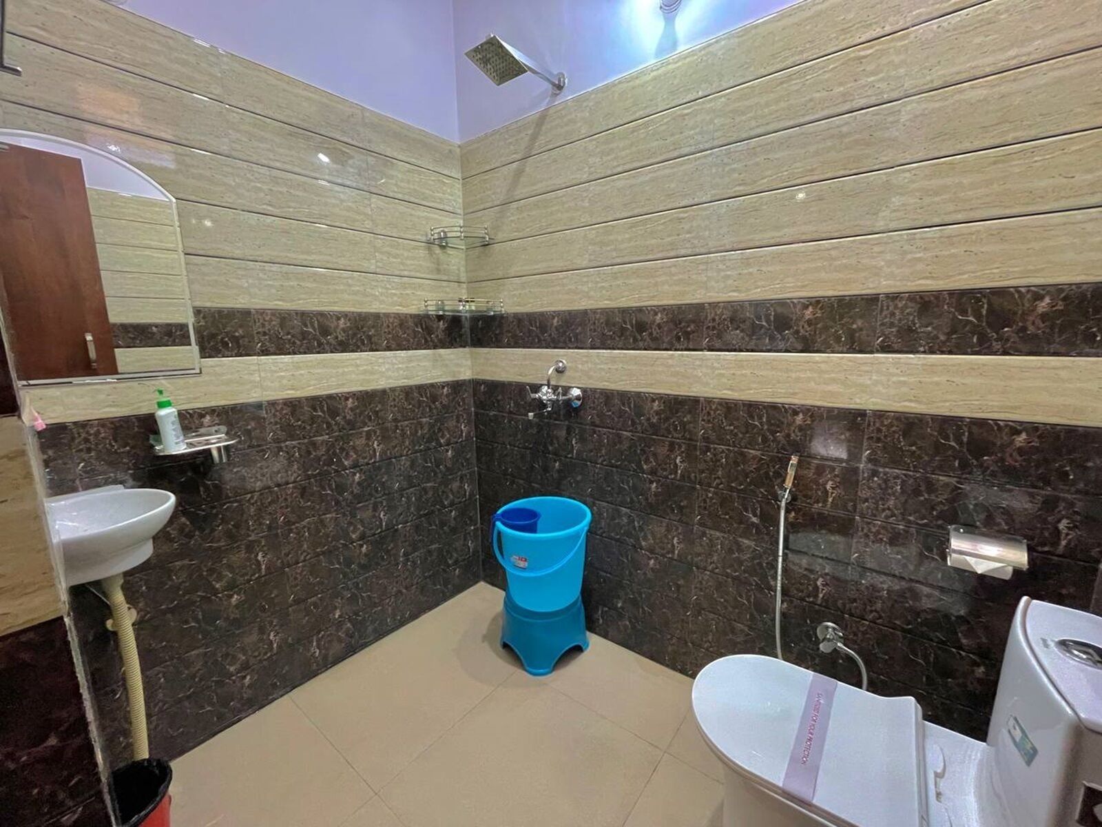 A bathroom with a toilet, bidet, and sink.