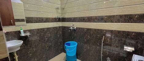 A bathroom with a toilet, bidet, and sink.