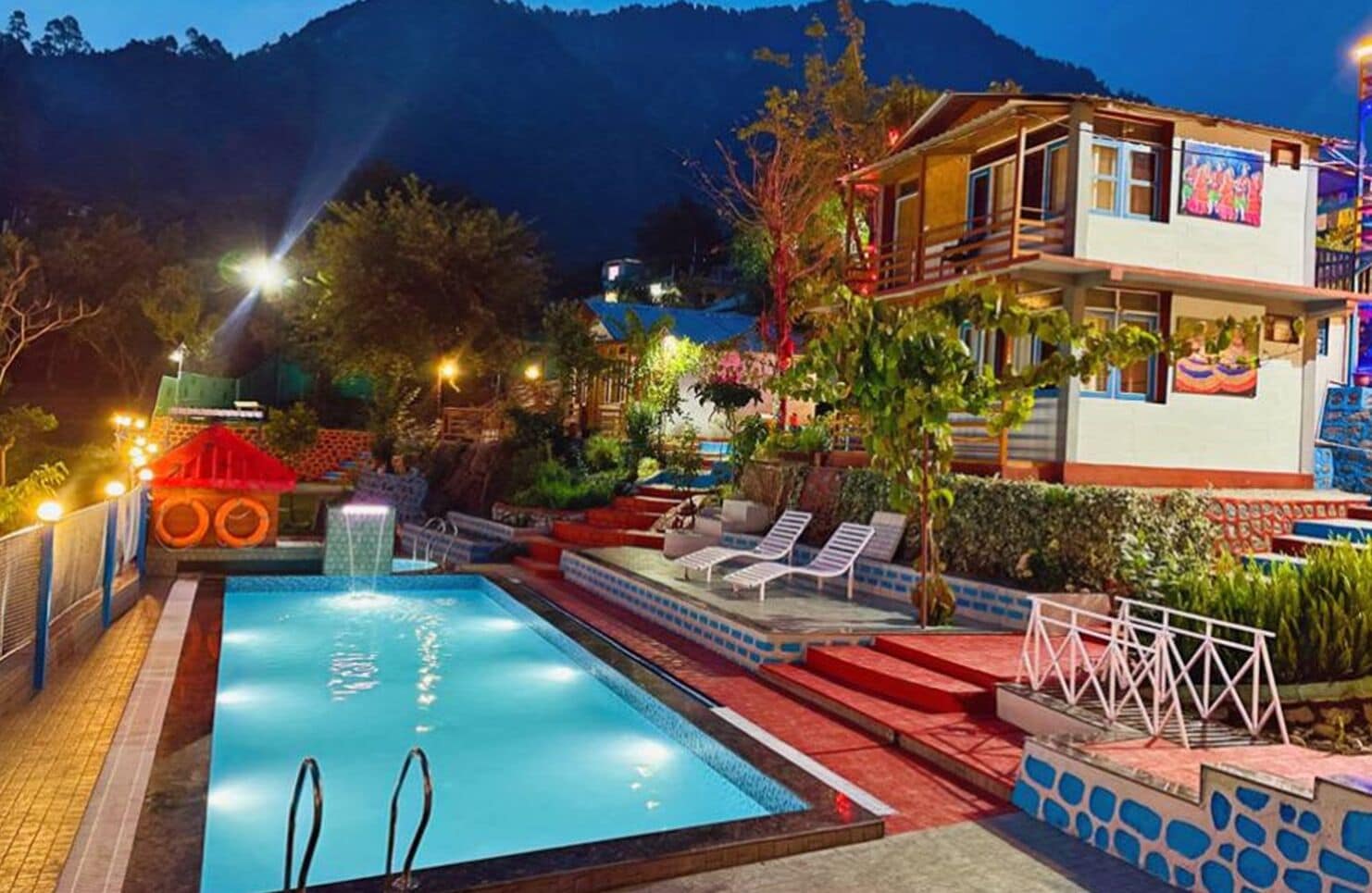 Chip Wood | Desk, laptop workspace, free WiFi, bed sheets