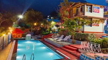 Desk, laptop workspace, free WiFi, bed sheets