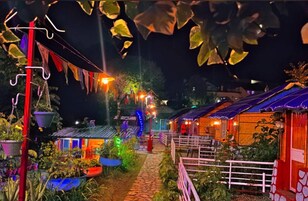 Escritorio, espacio para trabajar con laptop y wifi gratis 