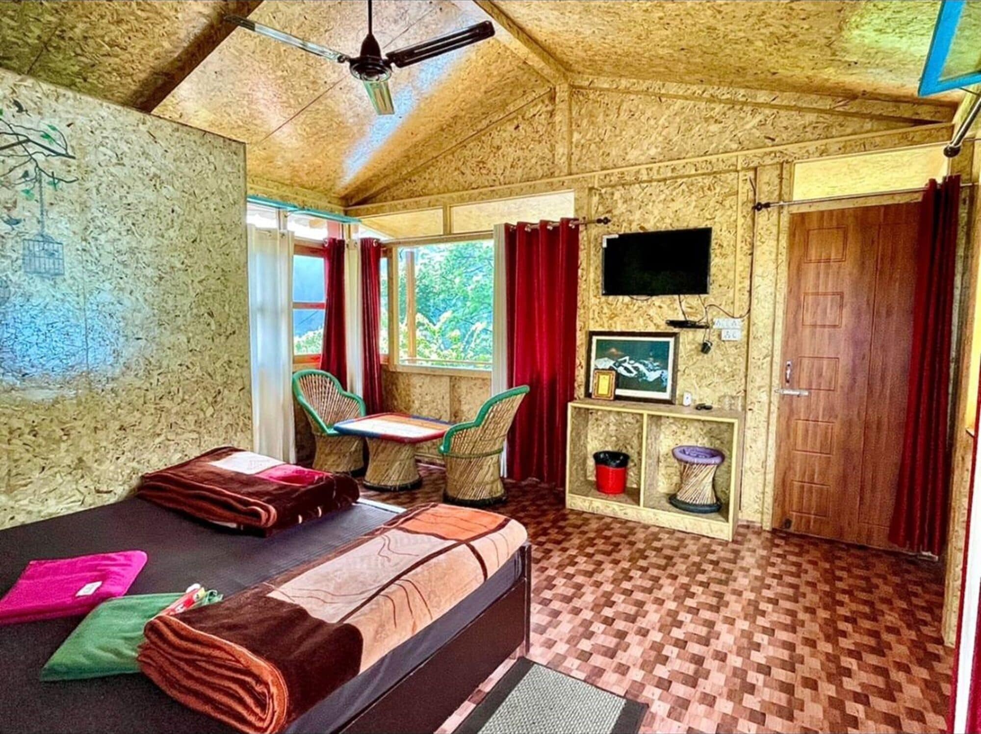 Chip Wood | Desk, laptop workspace, free WiFi, bed sheets