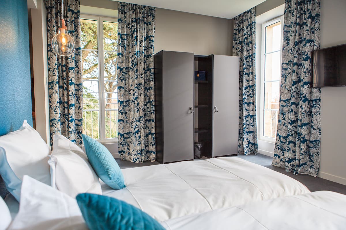 In-room safe, blackout drapes, soundproofing