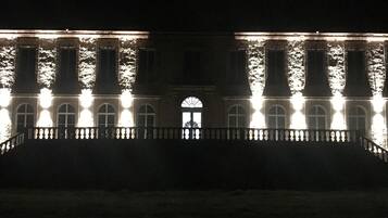 Un imposant bâtiment à la façade symétrique, doté de grandes fenêtres et d’une entrée centrale.