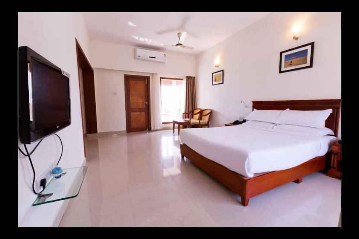 Executive Double Room, 1 Queen Bed, Smoking, Lake View | In-room safe, blackout drapes, rollaway beds (surcharge), WiFi (free)