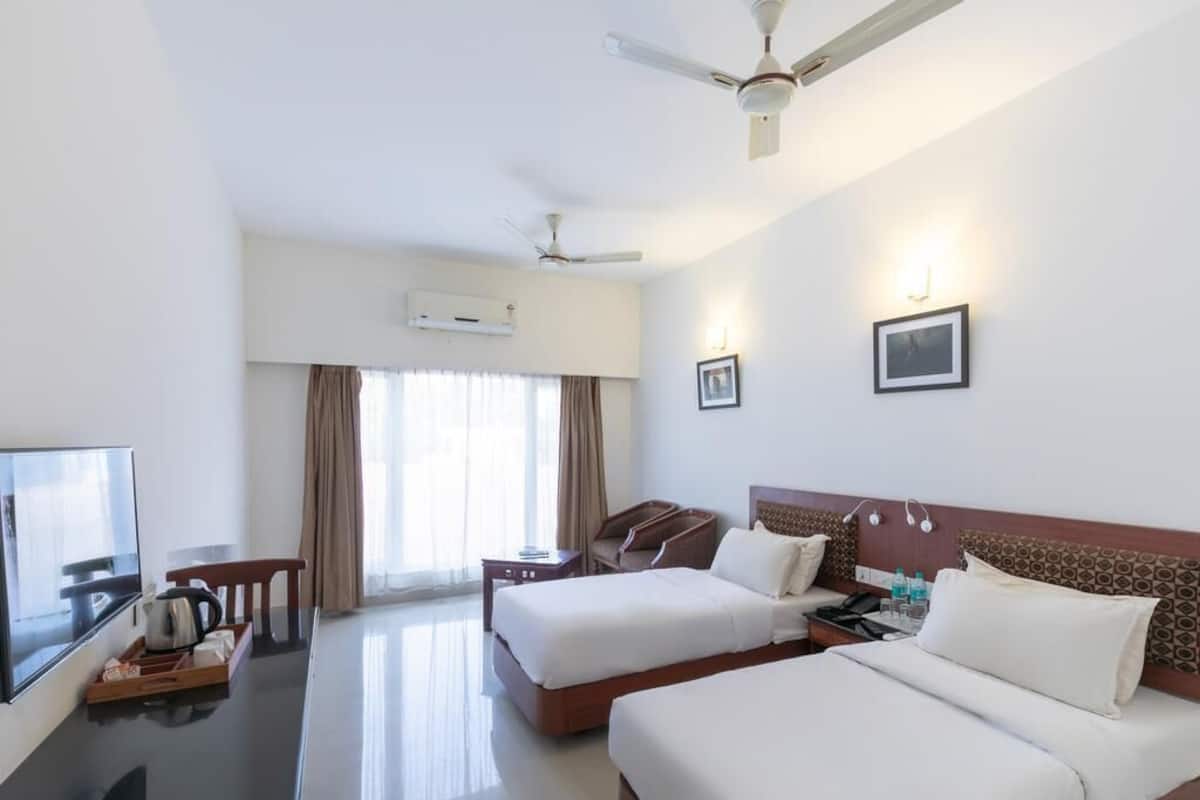 Deluxe Double Room, 1 Queen Bed, Smoking | In-room safe, blackout drapes, rollaway beds (surcharge), WiFi (free)