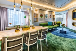 Quarto (nhow - Penthouse) | Cofres nos quartos, escrivaninha, cortinas blackout