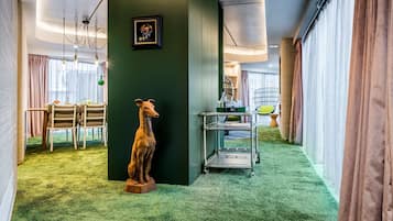 Phòng (nhow - Penthouse) | Két bảo mật tại phòng, bàn, màn/rèm cản sáng, bàn ủi/dụng cụ ủi quần áo